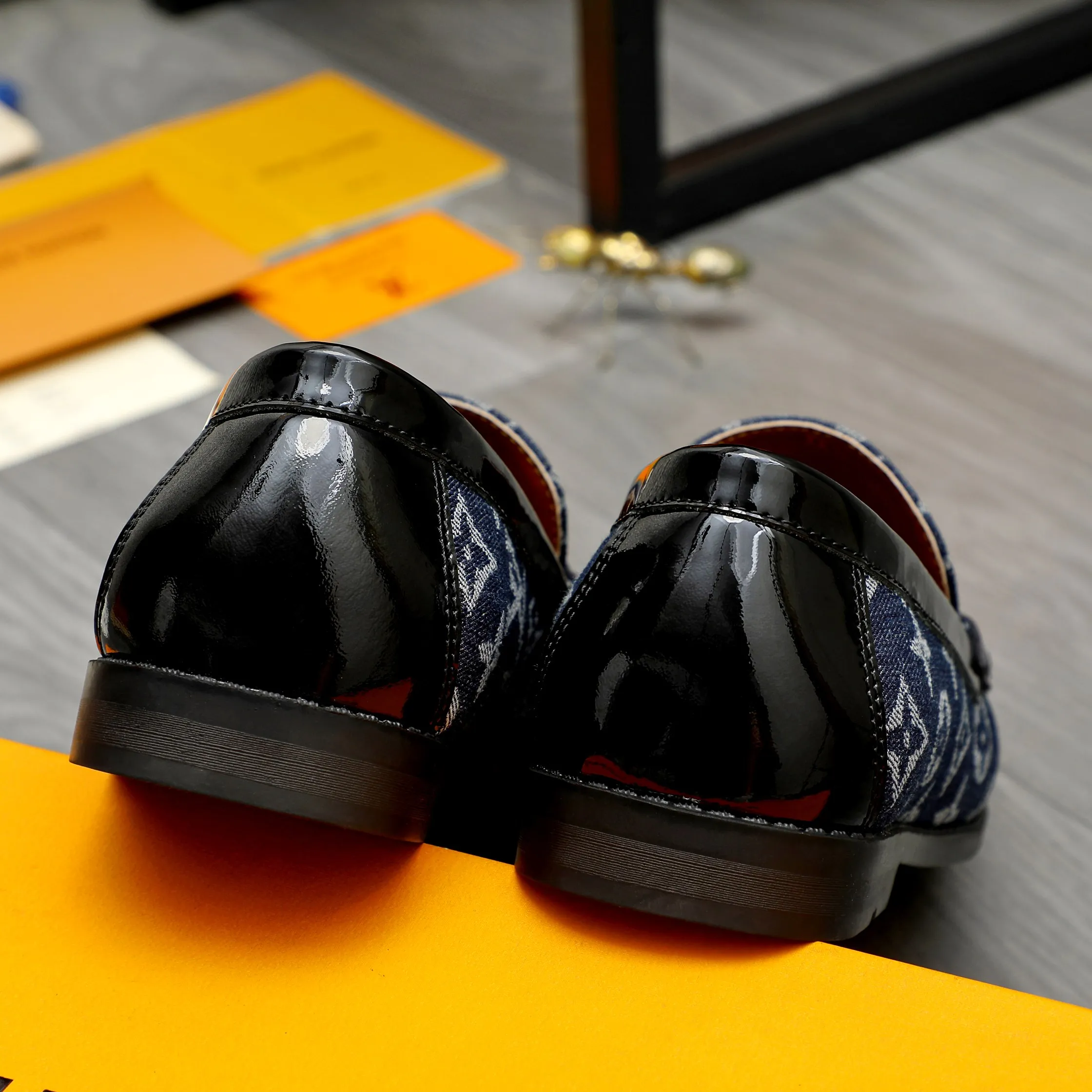 Men's shoes💰400 Product trademark: LV "Louis Vuitton" casual slip-on shoes Regular size: 38-45 (45 is custom-made and non-returnable) Product materials: Selected breathable fabric stitching upper, cowhide lining, rubber outsole